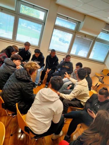 The students did research on different ecological themes in mixed teams, presented their findings and created an animation as a common product of the project.